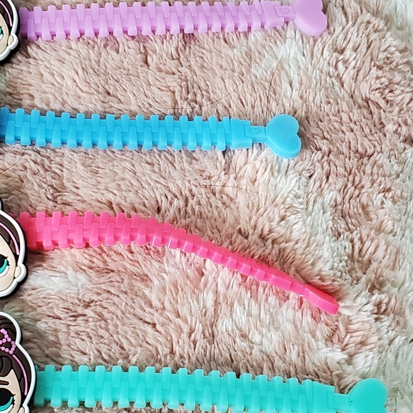 NEW SET OF 8 LOL SURPRISE KEYCHAINS BRACELETS - Picture 6 of 7